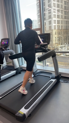 45-47 cm breedte elektrische aandrijving staal loopband machine voor commerciële fitnessapparatuur