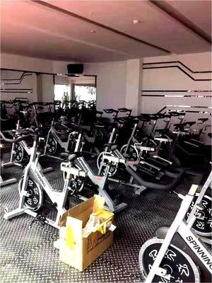 1250*520*1350mm Commerciële Cardio Training Spinning Bikes met verstelbare hoogte