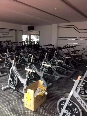 Staal Twee laag elektrostatisch poedercoating oppervlak Indoor Bike voor cardio-oefening