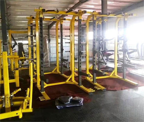 Krachttraining Oefening met gym accessoires Machine Rack en Power Squat Rack