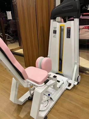 Fitnessapparatuur met verstelbare zitpen voor de training van buitenste dij- en heupabductoren