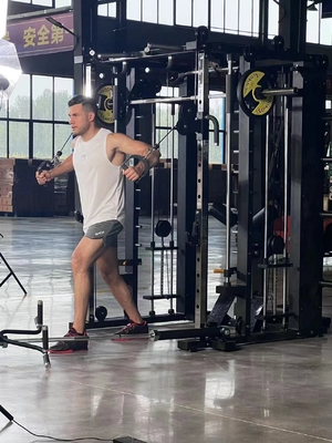 Voorafgaand aan de bouw van de stalen kabel crossover power cage voor multifunctionele gym training