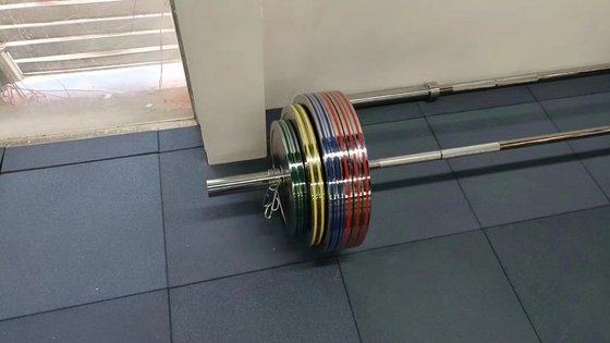 Krachttraining barbell met gewicht platen set en zilveren chroom plaat barbell set