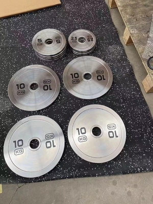 Krachttraining barbell met gewicht platen set en zilveren chroom plaat barbell set
