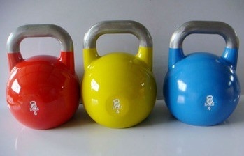 Kleurrijke poedergecoate gietijzeren kettlebell Een must-have voor fitnessliefhebbers met een unisex-achtige stijl