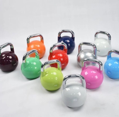 Kleurrijke poedergecoate gietijzeren kettlebell Een must-have voor fitnessliefhebbers met een unisex-achtige stijl
