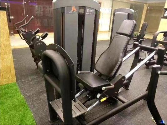 Gebruik van zittende beenpers voor krachttraining Fitness apparatuur Bodybuilding