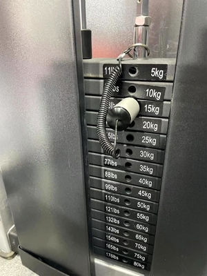 Commercieel fitnesscentrum Pin geladen zittende bicep curl machine met 80 kg gewicht stapel