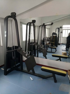 Commerciële sportschool fitnessapparatuur zit laag in de rij met een aangepast logo