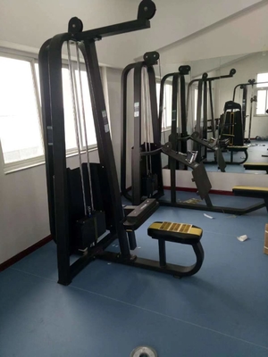 Commerciële sportschool fitnessapparatuur zit laag in de rij met een aangepast logo