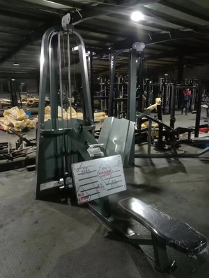 Commerciële sportschool fitnessapparatuur zit laag in de rij met een aangepast logo