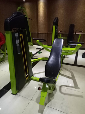 Commercieel fitnesscentrum Zittende schouderpersmachine Optioneel Selecteerbaar raamkleur